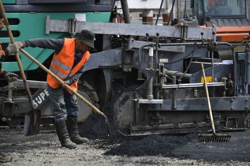 В Туве до конца года отремонтируют 20 участков дорог