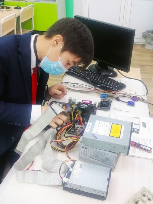 Студенты техникума информационных технологий практикуются в сборке и монтаже радиоэлектронной техники