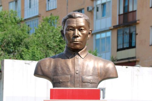 В Кызыле открыли мемориальный бюст репрессированному государственному деятелю ТНР Оюну Сенгиижику Тамчай оглу