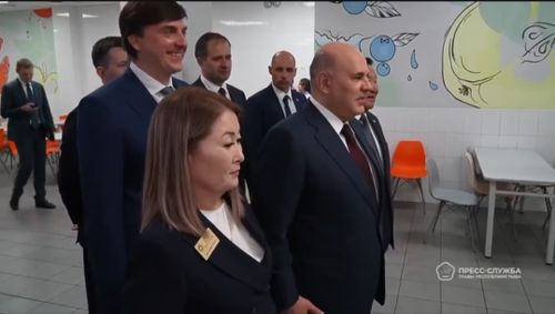 Михаил Мишустин посетил школу №22 в Кызыле
