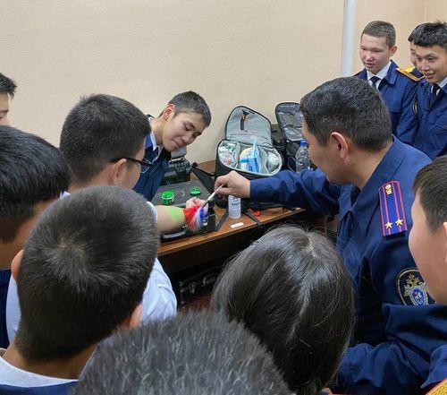 Кадетам Следственного комитета рассказали о работе криминалистов