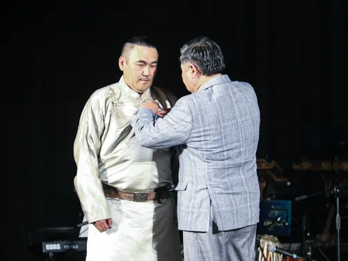 Глава Тувы вручил Радику Тюлюшу медаль «За заслуги перед Республикой Тыва»