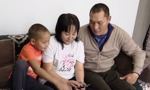 Сегодня в России отмечают День матери