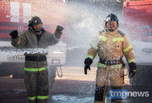 Смыли сажу и копоть: Пожарные проводили коллег на пенсию