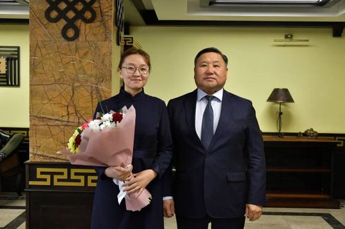 Владислав Ховалыг лично поздравил Менги Ондар с получением премии президента РФ