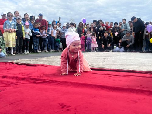 Забег ползунков, парад колясок. Тува отмечает Международный День защиты детей