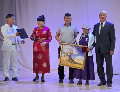 Шылгараан мөңгүн-тайгажыларга шаңналдарны тывыскан