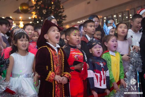 В Туве на ёлке Главы Тувы собрались более 1 000 школьников со всех районов