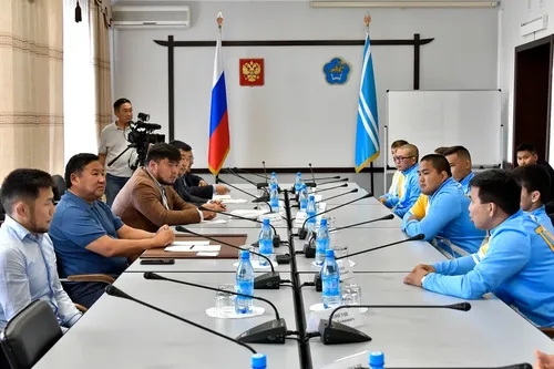 Глава Тувы провел встречу со спортсменами республики