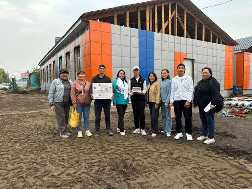 Выпускник Детской школы искусств Самагалтая вернулся в школу, чтобы подарить коллективу швейную машину