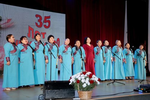 Тос дугаар гимназия тургустунганындан бээр 35 чыл оюн демдеглээн