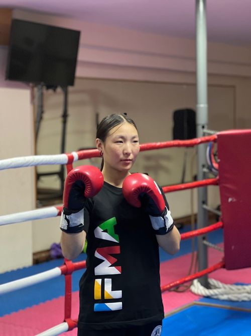 Чемпионка мира по тайскому боксу Алдын-Сай Иргит вернулась домой с победой