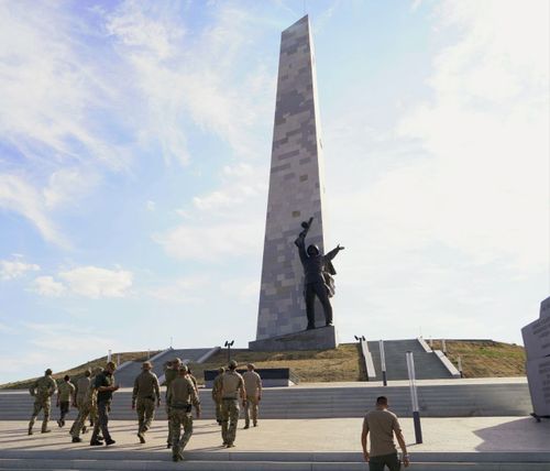 Во время командировки на Донбасс Глава Тувы наградил военнослужащих из республики