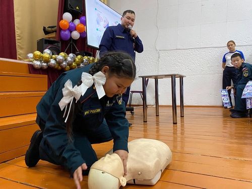 Спасатели и добровольцы провели урок по безопасности для школьников пгт Каа-Хем