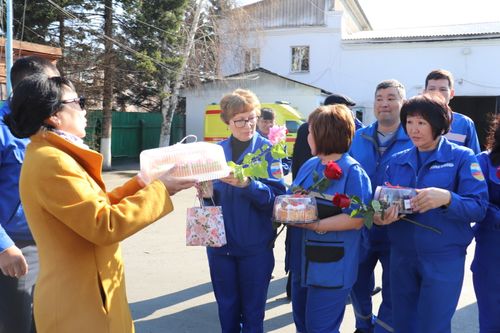 Активисты «Единой России» поздравили врачей Республиканской станции скорой помощи и медицины катастроф