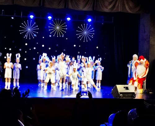 Активисты школ и дети мобилизованных военнослужащих побывали на ёлке мэра Кызыла