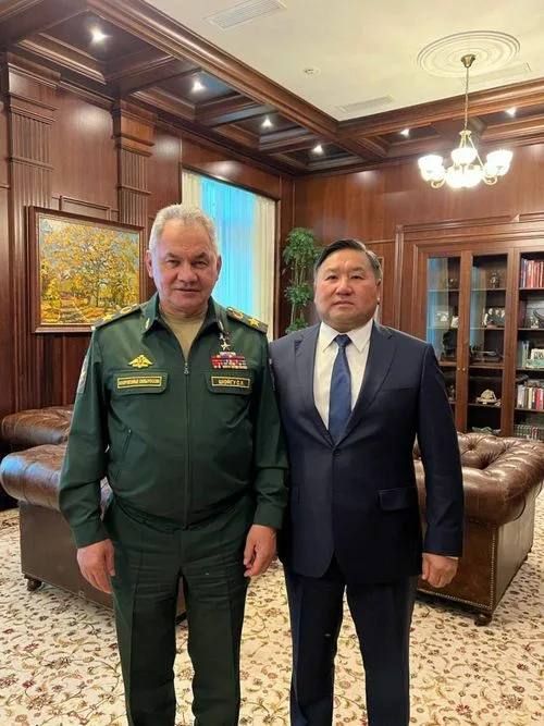 Сергей Шойгу поздравил земляков с Днем Республики Тыва