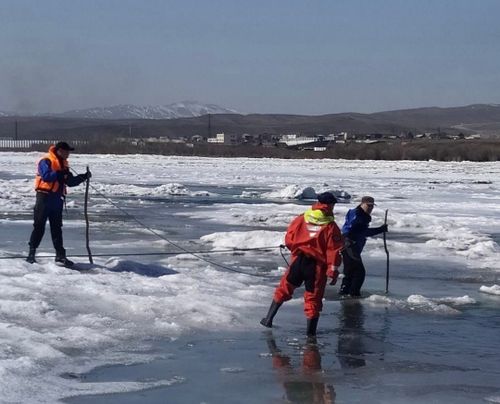 В Туве ищут 6-летнюю девочку, провалившуюся под лёд