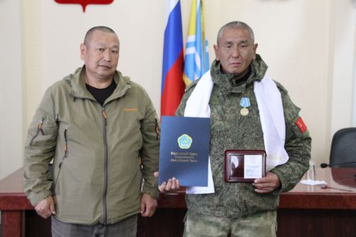 В Туве наградили еще одного участника спецоперации