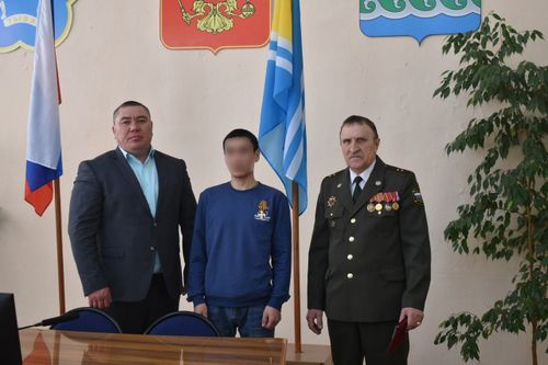 Бойцу из Тувы, участвующему в СВО, вручили государственную награду России