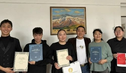 Студенты Кызылского колледжа искусств получили партитуры выдающихся тувинских композиторов