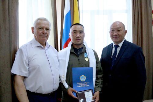 Участнику СВО Чингису Норбу вручена памятная медаль Верховного Хурала