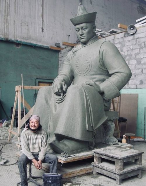 Глава Тувы Владислав Ховалыг поздравил с Днём рождения народного мастера Байза Ондара