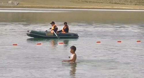 На озере Ак-Холь открыли общественный пляж