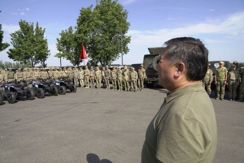 Глава Тувы поздравил военнослужащих мотострелковых войск с праздником |