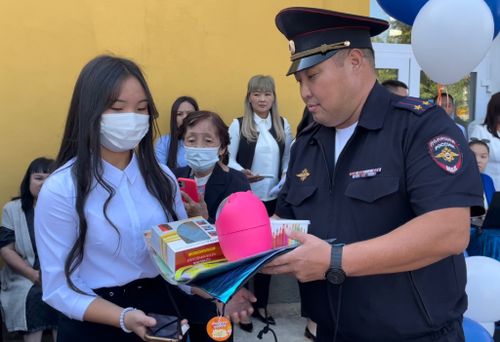 Сотрудники ГИБДД Тувы помогают подопечным собраться в школу