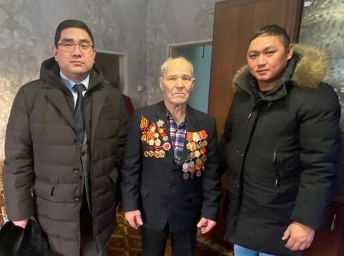 Күрүне Думазының депутады фронтучуга Чаа чыл уткуштур байыр чедирген