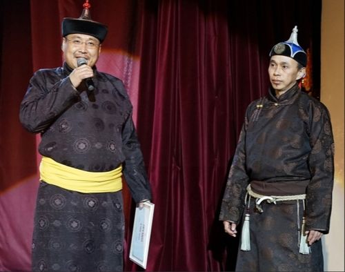 Уран чүүлдүң делегейин каастап чоруур ус-шевер