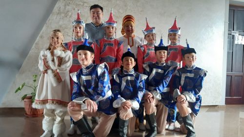 Школьники Сахалина исполняют тувинский танец