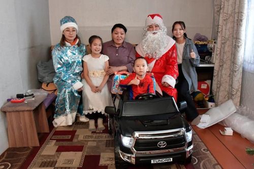 «Ёлка желаний» охватила более 100 ребятишек Тувы