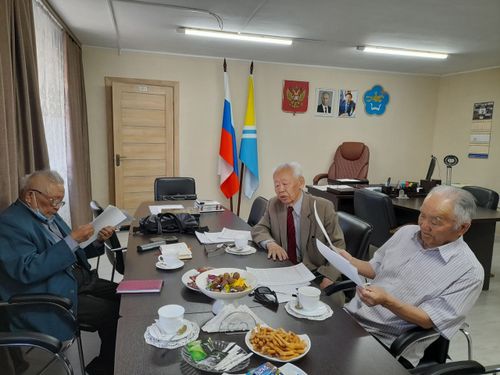 Алексей Храмцов встретился с ветеранами труда Тувы