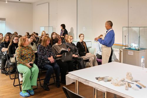 В Кузбассе прошел мастер-класс по камнерезанию от известного мастера из Тувы