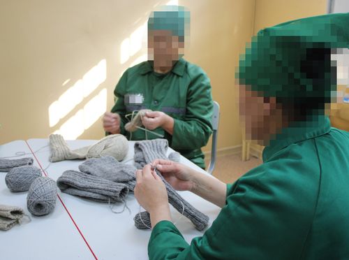 Осуждённые Тувы вяжут тёплые носки для участников СВО