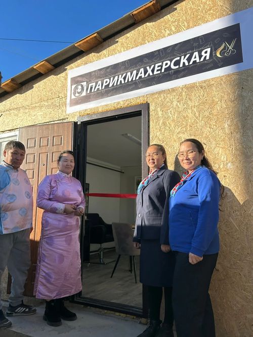 Многодетная мама из Монгун-Тайги открыла парикмахерскую после обучения в Центре занятости