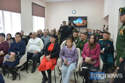 В Туве вручиличи первые членские книжки на земельные участки бойцам СВО