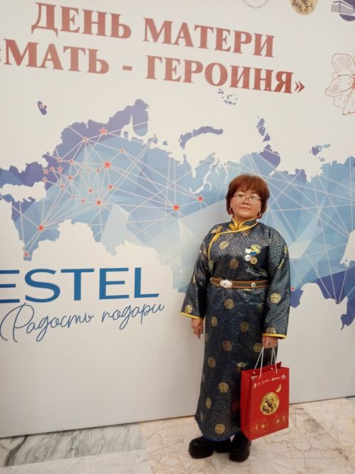 Многодетная мать из Тувы получила наградной знак «Мать-Героиня, Союз Женских Сил»