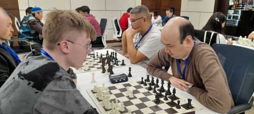 Международный турнир по быстрым шахматам продолжается