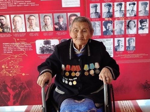 Каа-Хем кожуундан тылдың ишчизи Ончумаа Ондрунга юбилейлиг медальды тывыскан