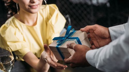 Россияне назвали самые неудачные новогодние подарки