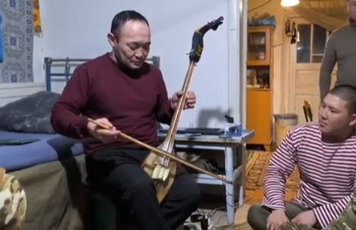 Артист из Тувы выступил перед военнослужащими в зоне СВО