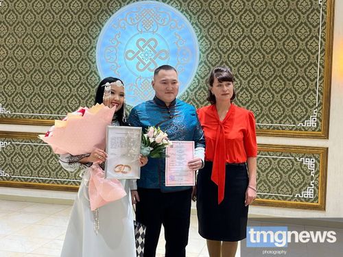 Одни из первых: В Кызыле зарегистрировали первый брак и рождение первенца 2023 года