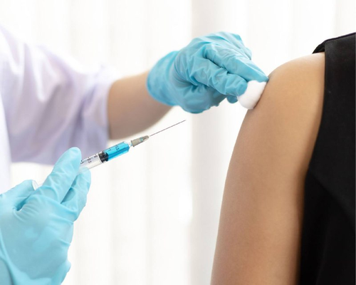 Минздрав России: сделать прививки от COVID-19 и от гриппа можно одновременно