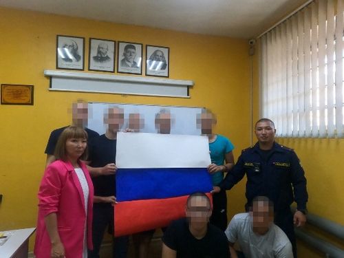 В Кызыле для подростков в следственном изоляторе провели информационный час в честь Дня Государственного флага России
