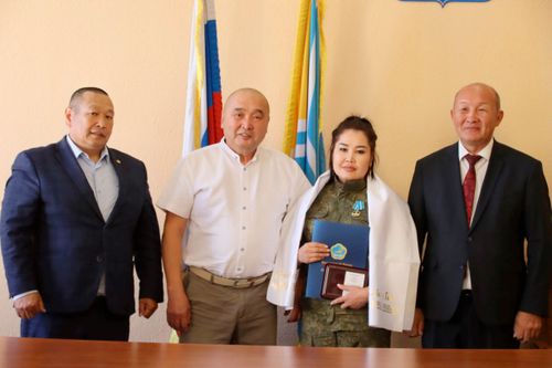 В Верховном Хурале Тувы была награждена медалью участница СВО, фельдшер Алдынай Иргит