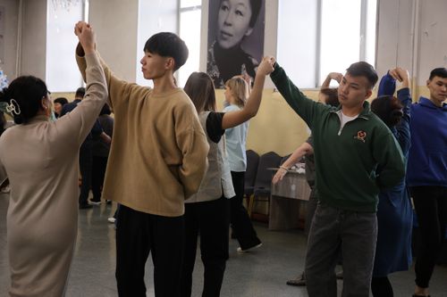 Студенты Кызылского колледжа искусств готовятся к традиционному балу