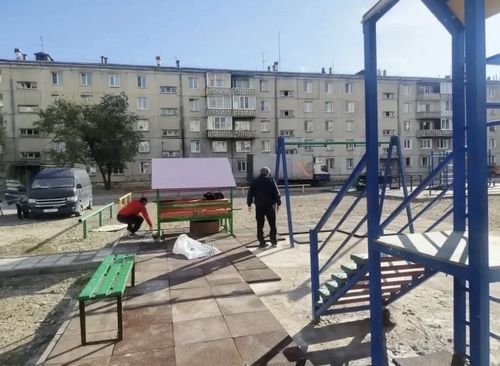 В Кызыле восстановили покрытие на детской площадке по Ангарскому бульвару, 25